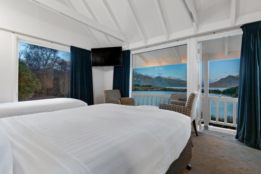 Studio Twin Room With a Lake And Mountain View